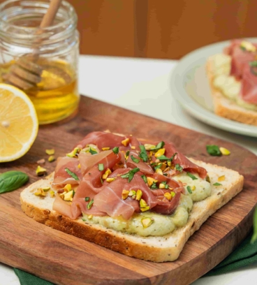 Tartine pistache, ricotta, jambon cru et miel