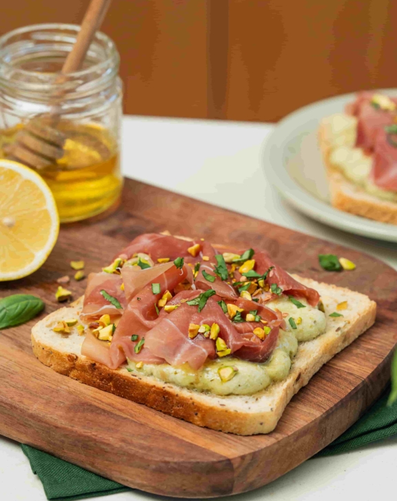 Tartine pistache, ricotta, jambon cru et miel